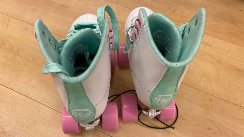 Nahaufnahme Stiefelschaft der getesteten Rollschuhe für Kinder (verstellbar) von hinten.