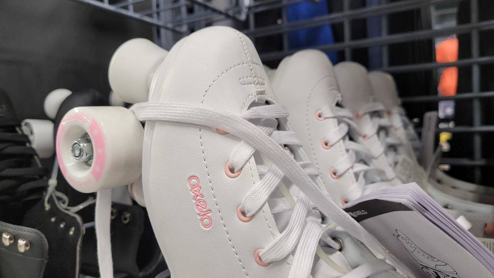 Rollschuhe im Test: Seitenansicht mit Logo.