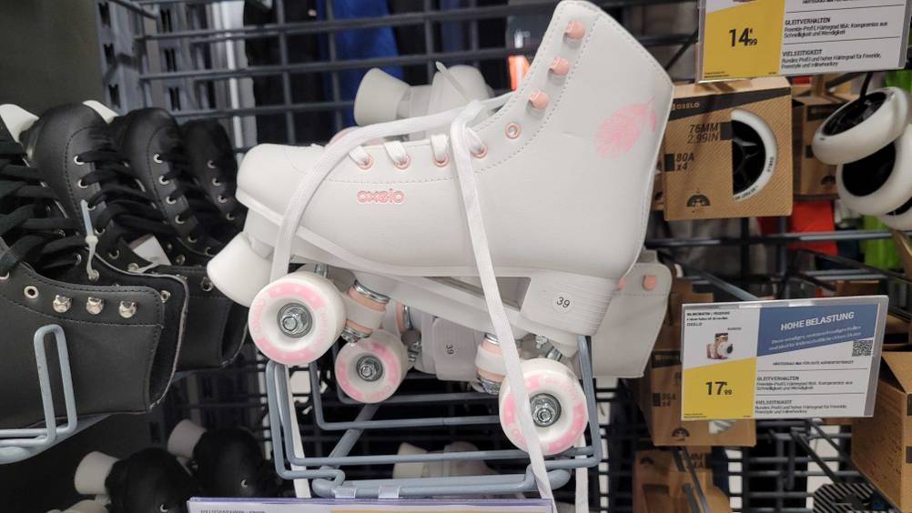 Ein getesteter Rollschuh von der Seite in einem Verkaufsregal mit Preisangaben.