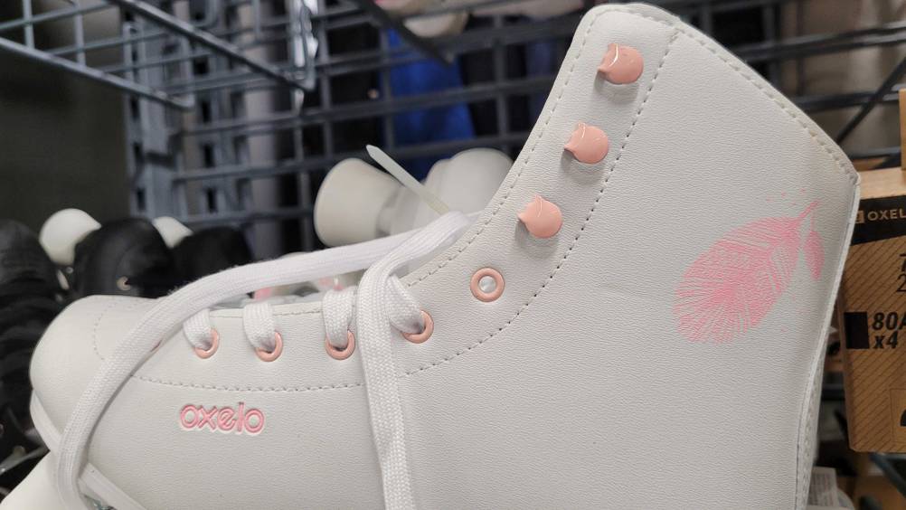 Rollschuhe-Test: Nahaufnahme der Schnürrung auf der Seite eines Schuhs.