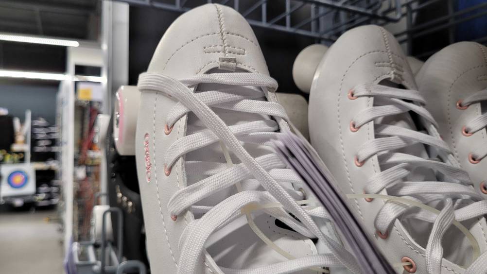 Nahaufnahme der Kappe der getesteten Rollschuhe mit Schnürrung.