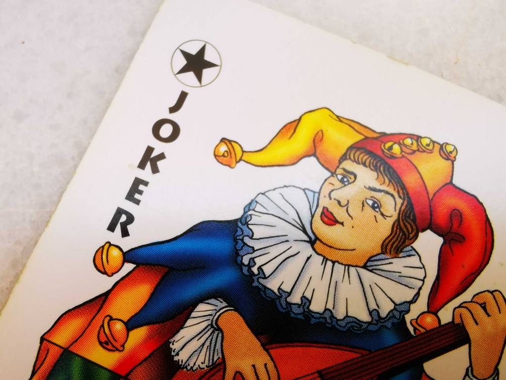 Rommé-Karten im Test: Nahaufnahme des Jokers.