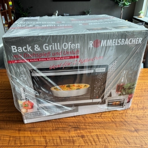 Der eingeschweißte Karton des Rommelsbacher BG 1805/E steht auf einem Tisch