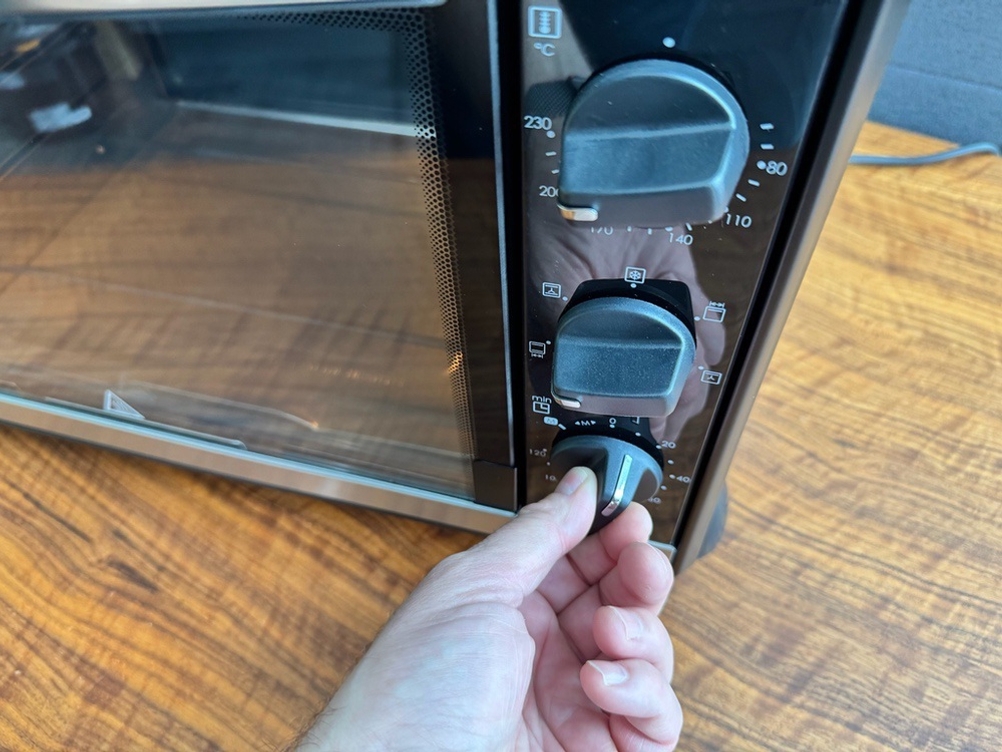 Eine Hand stellt etwas am Rommelsbacher BG 1805/E ein