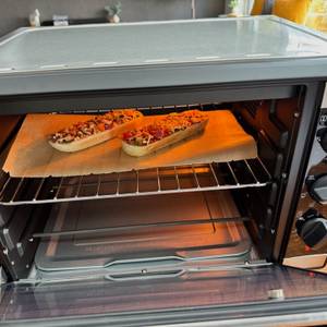 Nach dem Backen liegen zwei Baguettes auf einem Gitter des Rommelsbacher BG 1805/E