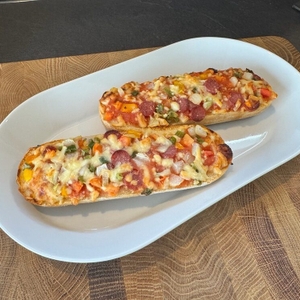 Zwei Baguettes liegen auf einem Teller