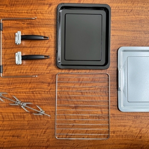 Das Zubehör des Rommelsbacher BG 1805/E liegt auf einem Tisch