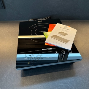 Der Lieferumfang der Rommelsbacher CT 2010/IN steht auf einer Küchenarbeitsplatte