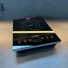 Die Rommelsbacher CT 2010/IN steht auf einer Küchenarbeitsplatte