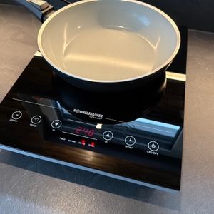 Eine Pfanne steht auf der Rommelsbacher CT 2010/IN