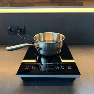 Ein Topf mit Griff steht auf der Rommelsbacher CT 2010/IN