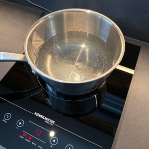 Wasser wird in einem Topf auf der Rommelsbacher CT 2010/IN aufgekocht