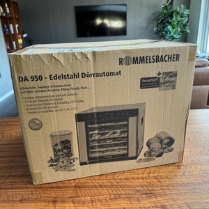 Der zusätzliche Karton des Rommelsbacher DA 950 steht auf einem Tisch