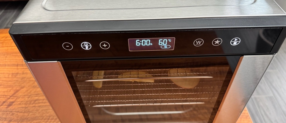 Das Display des Rommelsbacher DA 950 zeigt vor dem Dörren 6:00 Stunden und 60 °C an