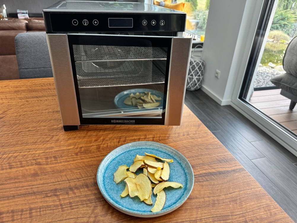 Vor dem Rommelsbacher DA 950 steht ein Teller mit gedörrten Apfelscheiben