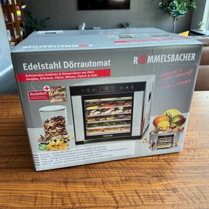 Der Karton des Rommelsbacher DA 950 steht auf einem Tisch