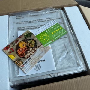 Oben im Karton des Rommelsbacher DA 950 liegen die Anleitung, ein Rezeptbuch und ein Blatt mit Bewertungsmöglichkeiten