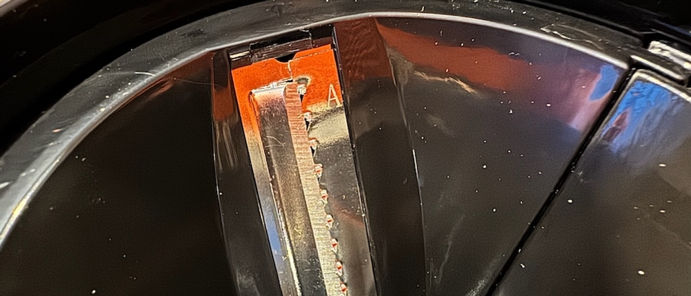 Eine Nahansicht der Buchstabenmarkierung in einem Schneidaufsatz.