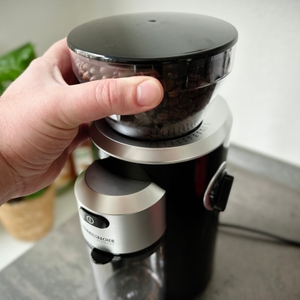 Espressomühlen im Test: Nahaufnahme des Bohnenbehälters eine Kaffeemühle.