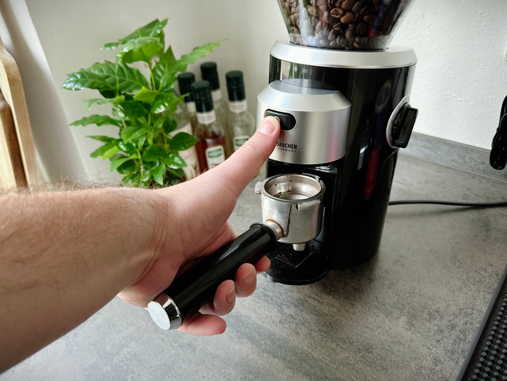 Espressomühlen im Test: Eine Rommelsbacher EKM 300 funktioniert nicht mit einem Siebträger.