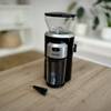 Espressomühlen im Test: Die Rommelsbacher-EKM-300 steht auf einem Tisch.