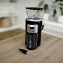 Espressomühlen im Test: Die Rommelsbacher-EKM-300 steht auf einem Tisch.