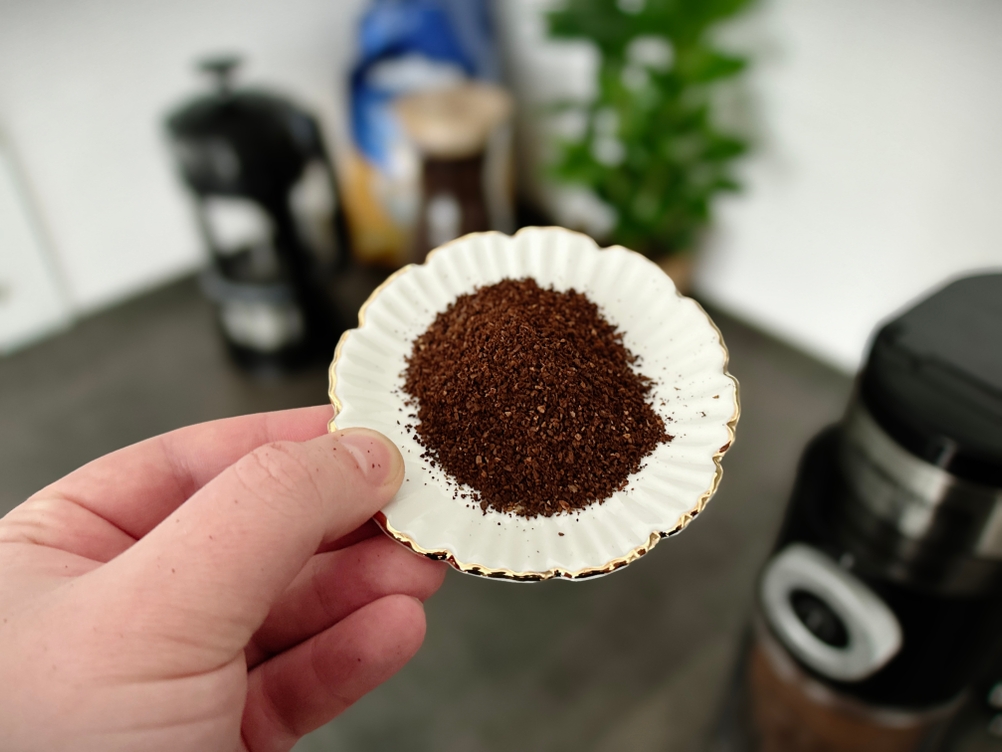 Kaffeemühlen im Test: Kaffeepulver für French Press in Nahaufnahme.