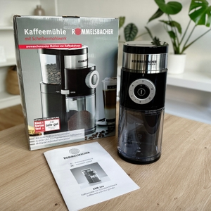 Kaffeemühlen im Test: Lieferumfang der Rommelsbacher-Kaffeemühle auf einem Tisch.