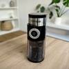 Kaffeemühlen im Test: Eine Rommelsbacher EKM-200 steht auf einem Tisch.