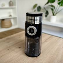 Kaffeemühlen im Test: Eine Rommelsbacher EKM-200 steht auf einem Tisch.