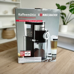 Kaffeemühlen im Test: Verpackung der Rommelsbacher-Kaffeemühle auf einem Tisch.