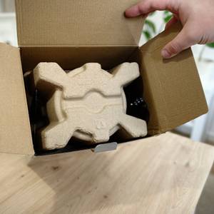 Espressomühlen im Test: Verpackung der Rommelsbacher-Espressomühle geöffnet.