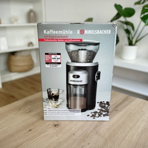 Espressomühlen im Test: Verpackung der Rommelsbacher-Espressomühle auf einem Tisch.
