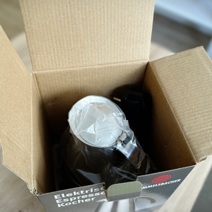 Espressokocher im Test: Die Verpackung des Rommelsbacher-Espressokocher geöffnet.