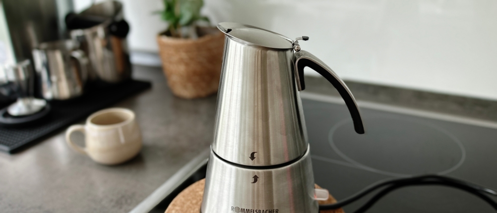 Espressokocher im Test: Detailaufnahme des Rommelsbacher EKO 364e mit aufsteigendem Dampf.