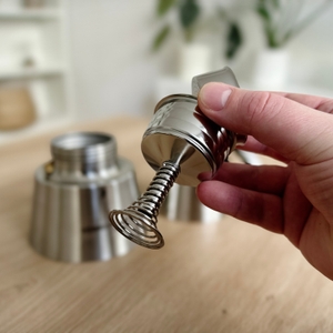 Espressokocher im Test: Sieb mit Feder des Rommelsbacher Eko im Detail.