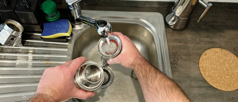 Espressokocher im Test: Der Rommelsbacher wird mit Wasser ausgespült.