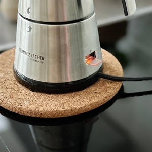 Espressokocher im Test: Die Lampe des Schalters im Rommelsbacher zeigt, dass er an ist.