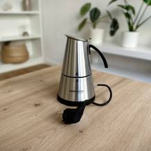 Espressokocher im Test: Ein Espressokocher von Rommelsbacher auf einem Tisch.