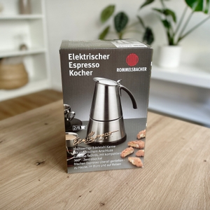 Espressokocher im Test: Die Verpackung eines Espressokochers von Rommelsbacher auf einem Tisch.