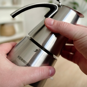 Espressokocher im Test: Der Rommelsbacher wird zusammengeschraubt.