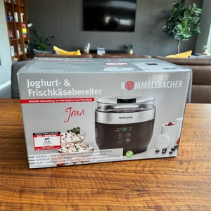 Der Karton des Rommelsbacher Joghurt- und Frischkäsezubereiter JG80 Jona steht auf einem Tisch