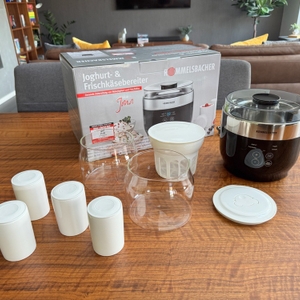 Der Lieferumfang des Rommelsbacher Joghurt- und Frischkäsezubereiter JG80 Jona
