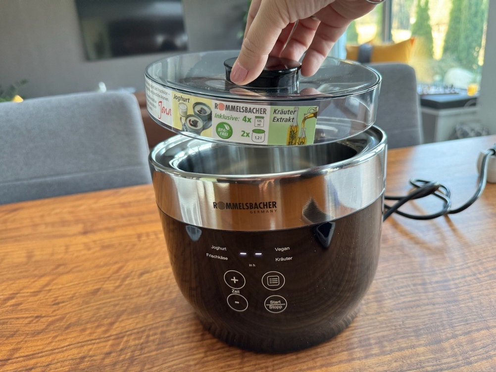 Eine Hand legt den Deckel auf den Rommelsbacher Joghurt- und Frischkäsezubereiter JG80 Jona