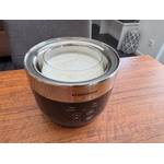 Der Rommelsbacher Joghurt- und Frischkäsezubereiter JG80 Jona mit gefüllter Glasschale vor dem Fermentieren