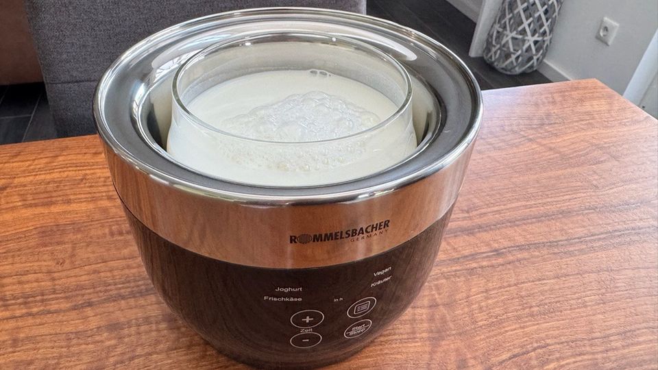 Der Rommelsbacher Joghurt- und Frischkäsezubereiter JG80 Jona mit gefüllter Glasschale vor dem Fermentieren