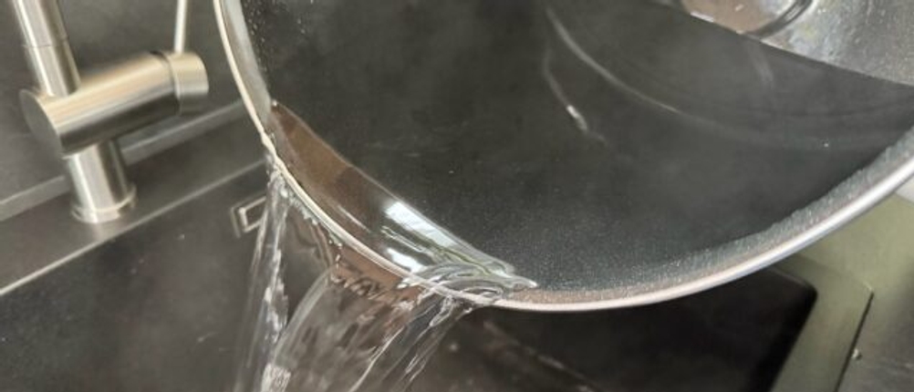 Wasser wird aus dem Rommelsbacher KA 1804 gekippt