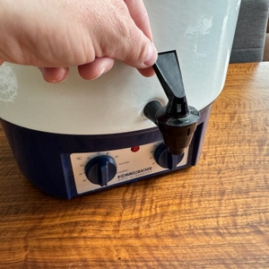 Eine Hand hält den Hahn des Rommelsbacher KA 1804 fest