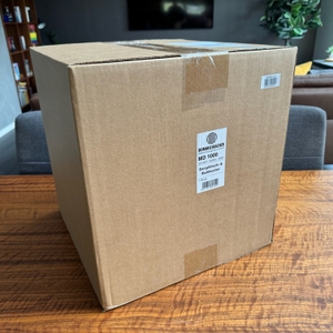 Der zusätzliche Karton des Rommelsbacher MD 1000 steht auf einem Tisch