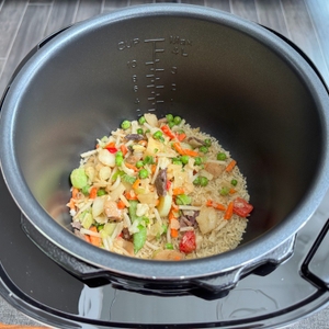 Im Behälter des Rommelsbacher MD 1000 liegt Gemüse mit Reis